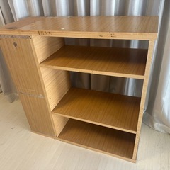 収納ボックスと飾り棚の画像