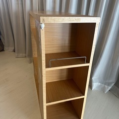収納ボックスと飾り棚の画像