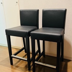 IKEAヘンリクスダール レザー カウンターチェア ハイスツール 二脚の画像