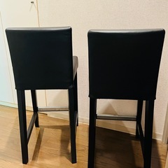 IKEAヘンリクスダール レザー カウンターチェア ハイスツール 二脚の画像