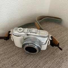 OLYMPUS PEN E-PL10 ダブルレンズズームキット ホワイト　ミラーレス一眼の画像