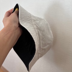 黒と白リバーシブル帽子の画像