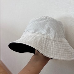 黒と白リバーシブル帽子の画像