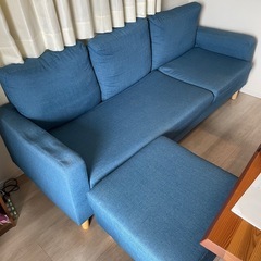 青いL字型ソファの画像