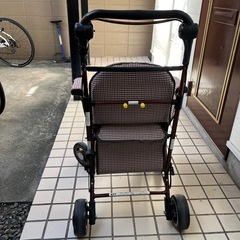 老人用手押し車の画像
