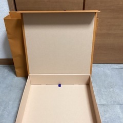 ルイヴィトンの紙袋と箱の画像