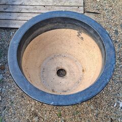 大きな植木鉢　直径61㎝、高さ37㎝　中古品の画像