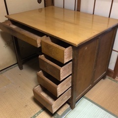 味のある木製の机の画像