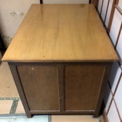 味のある木製の机の画像