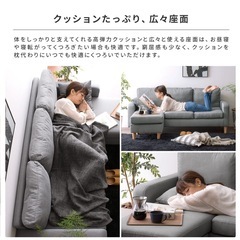 青いL字型ソファの画像