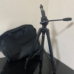 カメラの三脚（ケース付き）の画像