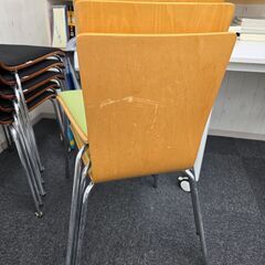 椅子買いませんか。ちょっと汚れています。の画像