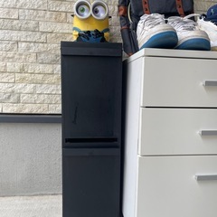 オフィス用ゴミ箱+カビネット+靴+鞄の画像