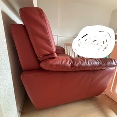革ソファー　赤色　
2人掛けの画像