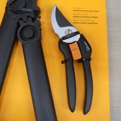 新品 FISKARS 太枝切鋏 剪定鋏 セット 園芸用ばさみ 3.2cmの枝の切断 フィスカース 庭仕事 庭管理 冬越し 苫小牧西店の画像