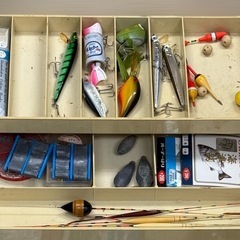 釣具まとめ タックルボックス付き｜ルアー ミノー スプーン エギ ウキ かご サビキ 仕掛け 針 ハリス スイベル スナップ サルカン オモリ シンカー 糸 スプール 小物一式｜海釣り 磯 波止 堤防 ちょい投げ サビキ釣り 淡水 川 湖 バス釣り 入門/予備に 3段トレイ収納 BOX まとめ売りの画像