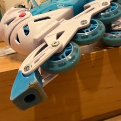 ジュニアアジャストインラインスケート＋プロテクターの画像