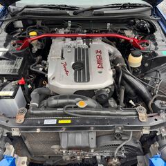 ローンは毎月31,500円～　日産　スカイライン　25GTターボ　5速MT載替公認済　RB25DETターボエンジン　GT-Rタイプエアロ　　ブルーオールペン　WORK19インチAW　MOMOステ　APEXiタワーバー　APEXiマフラー　ヤシオファクトリー追加メーター　前置インタークーラー　車高調　社外エアクリーナー　ＨＫＳターボタイマーの画像