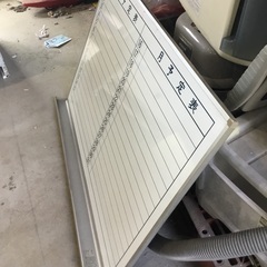 【中古】壁掛けホワイトボード（ハーフサイズ／粉受け付き）現地販売中！の画像