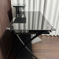 黒いパソコンデスクの画像