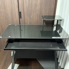黒いパソコンデスクの画像