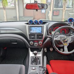 ローンは毎月36,200円～　インプレッサＷＲＸ　ＳＴｉスペックC　ターボ　純正６速ＭＴ　フジツボマフラー　ＭＯＭＯステアリング　レカロシート　バックカメラ　GReddy電子メーター　Defi追加メーター　レイル車高調　レイルアンダーカバー　エンケイ18インチAW　トラストエアクリ　SAADの画像