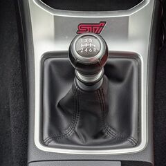 ローンは毎月36,200円～　インプレッサＷＲＸ　ＳＴｉスペックC　ターボ　純正６速ＭＴ　フジツボマフラー　ＭＯＭＯステアリング　レカロシート　バックカメラ　GReddy電子メーター　Defi追加メーター　レイル車高調　レイルアンダーカバー　エンケイ18インチAW　トラストエアクリ　SAADの画像