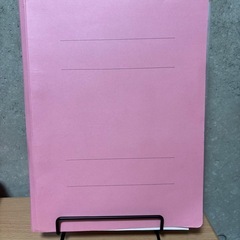 本、雑誌、書類、iPadスタンドの画像