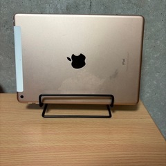 本、雑誌、書類、iPadスタンドの画像