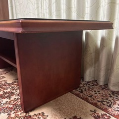 ダークブラウン　ガラス付き　木製センターテーブルの画像
