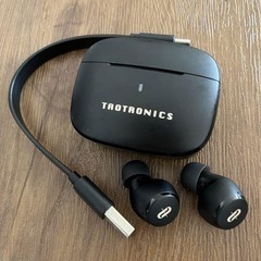 IKEAハンガーラックとタオトロニクスイヤホンの画像