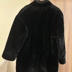 黒のファーコートの画像