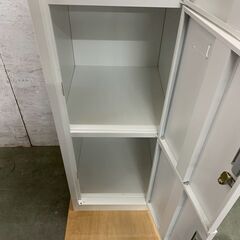 4ドア 鍵付きロッカー 縦型 事務用品 事務什器 ジム 鍵付き ホワイト 店舗 店舗用品 オフィス家具 A0600の画像