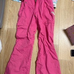 Swivel スノーボードウエア　Mサイズ と Roxyパンツの画像