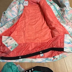 Swivel スノーボードウエア　Mサイズ と Roxyパンツの画像