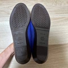 新品　花モチーフの青パンプスの画像