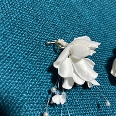 ホワイトフラワーとパールのイヤリング　ウエディング　結婚式　ブライダルの画像