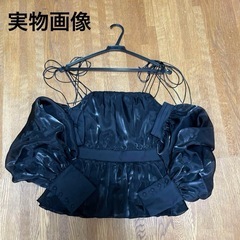 アメルジュ amerge. 2way glossy blouse 黒の画像