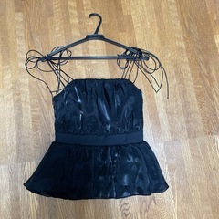 アメルジュ amerge. 2way glossy blouse 黒の画像