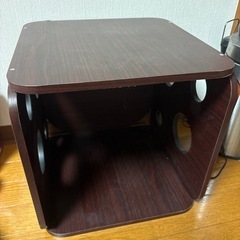 サイドテーブル、シェルフ、棚の画像