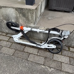 折りたたみキックボードの画像