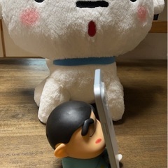 クレヨンしんちゃんスマホスタンド＆シロのぬいぐるみ2個せセットの画像