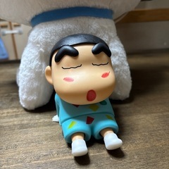 クレヨンしんちゃんスマホスタンド＆シロのぬいぐるみ2個せセットの画像