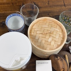 キッチンツール、コップ、調理器具などのセットの画像