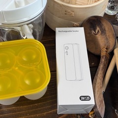 キッチンツール、コップ、調理器具などのセットの画像
