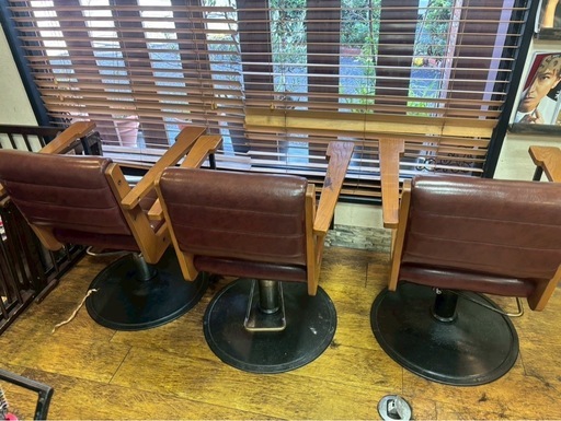 美容院 回る椅子3個