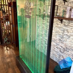 色の変わる水の仕切り壁の画像