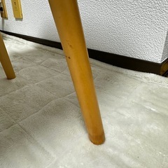 白基調の可愛いローテーブル 破損なし 脚の取り外し可能の画像
