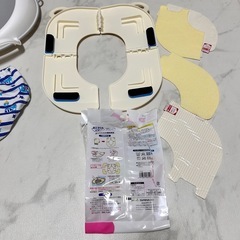 補助便座・折り畳み補助便座（必要ならトイトレパンツもどうぞ♪）の画像