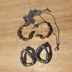 無料　ピアス何個か　（安物スリコ ３COINSかな？と）